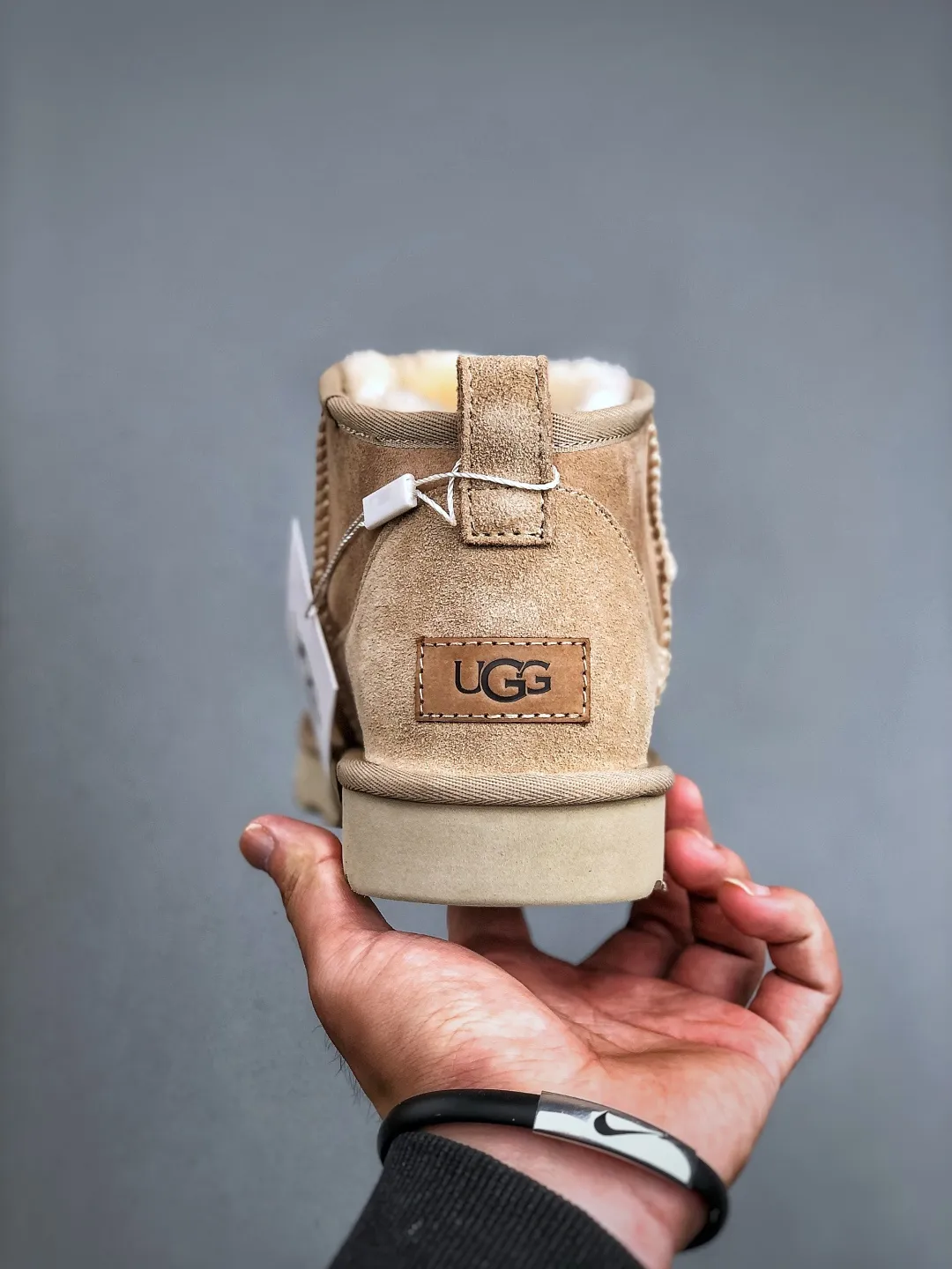 Local self-pickup 💰520 supports store placement. The top version on the market. UGG Mini thin-soled black short tube 1.5cm popular style. Produced by a major foreign trade factory in Guangzhou. Real sheep fur from toe to insole. Independent outer box packaging. Chip. Waterproof process. Different from any version on the market. 3cm thick sole, independently developed original outsole, cashmere insole, keeping warm in winter, suitable for home use. In the new year, uug has launched a style series, which is partially geared towards the preferences of young consumers. It has also moved to the forefront of fashion trends. Shoe body material, water-repellent coated suede upper, 17mm UGGPURE™ implanted wool insole, lightweight non-slip and comfortable rubber outsole, with brand LOGO, and full packaging. Size: 35-45